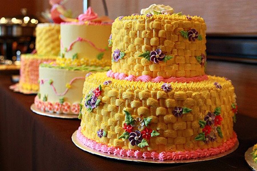 Tips for cake decorating with fondant